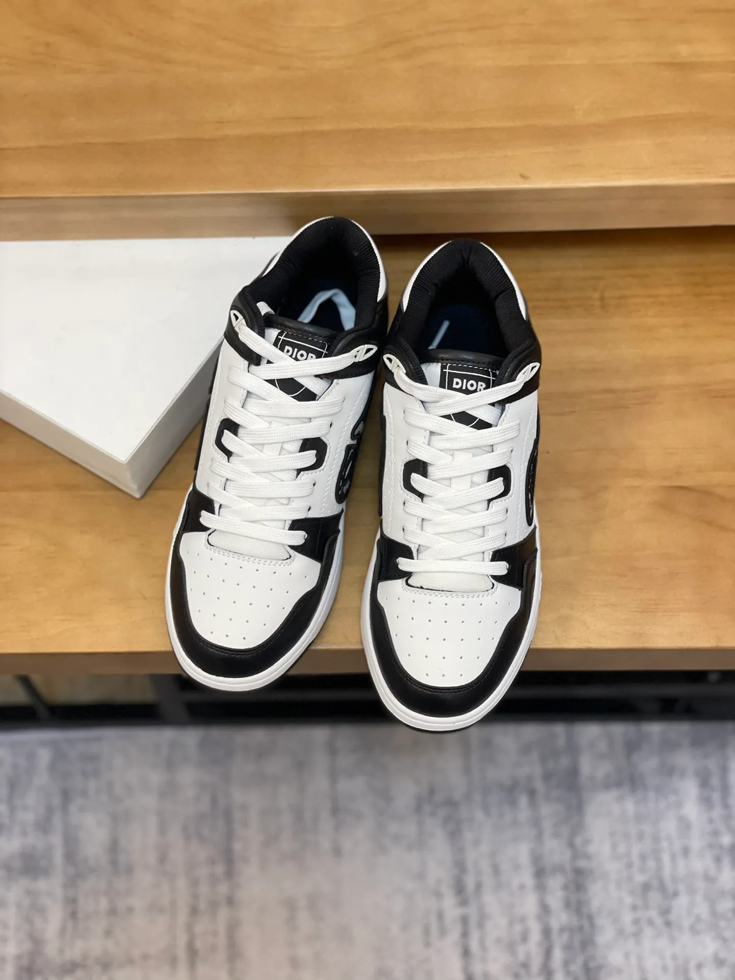 Men's shoes: 💰P440¥ Product trademark: Dior* "Dior*" high-top casual shoes Regular size: 38-44 (can be customized to 45.46) Product materials: Upper imported cowhide stitched with original fabric, breathable lining, original outsole. Number: 1006
